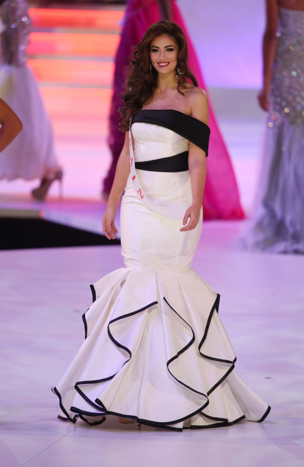 Hairstyle, Shoulder, Joint, Waist, Style, Fashion show, Fashion model, Runway, Beauty, Fashion, 