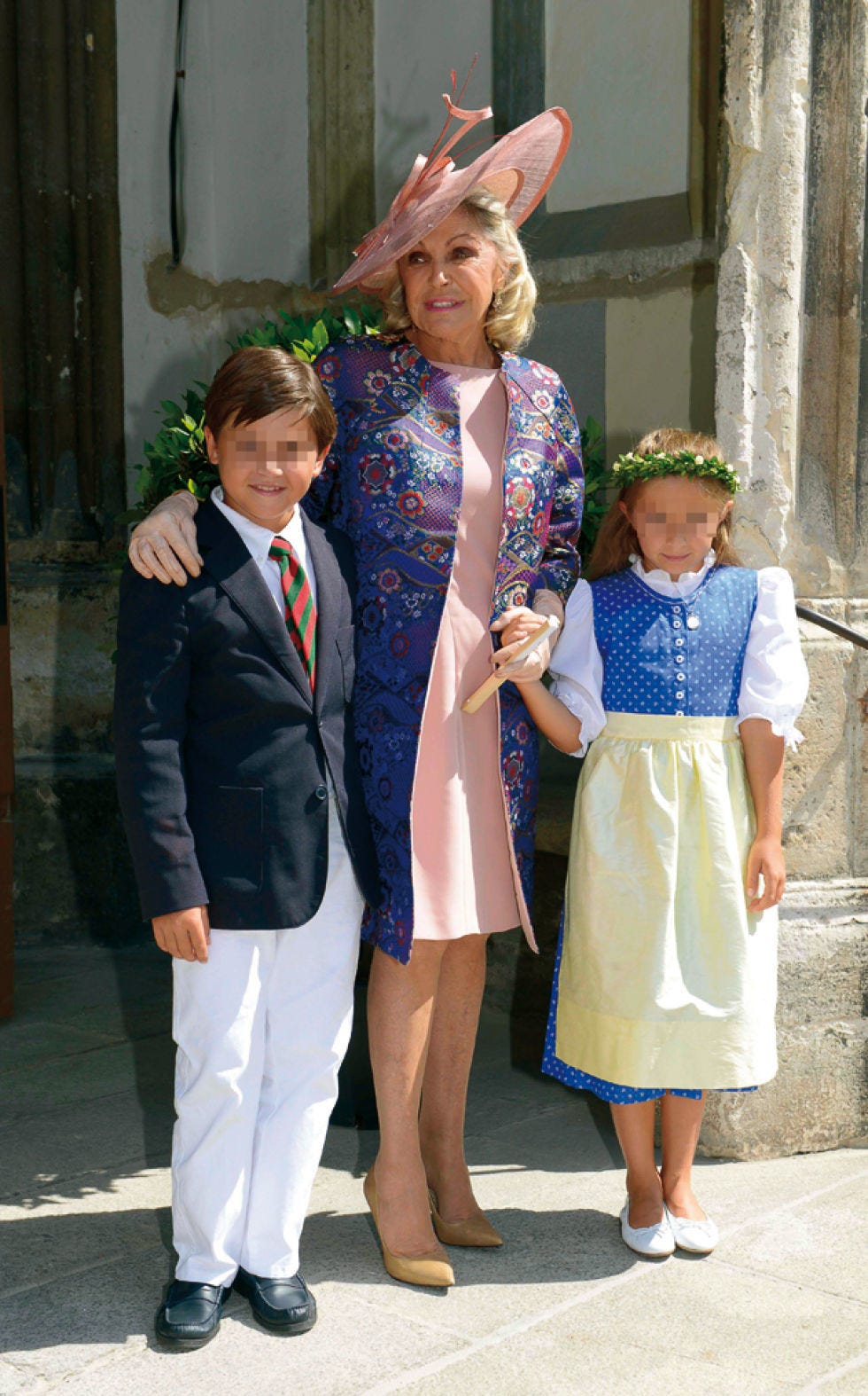 Clothing, Trousers, Shirt, Coat, Standing, Outerwear, Suit trousers, Collar, Dress, Blazer, 