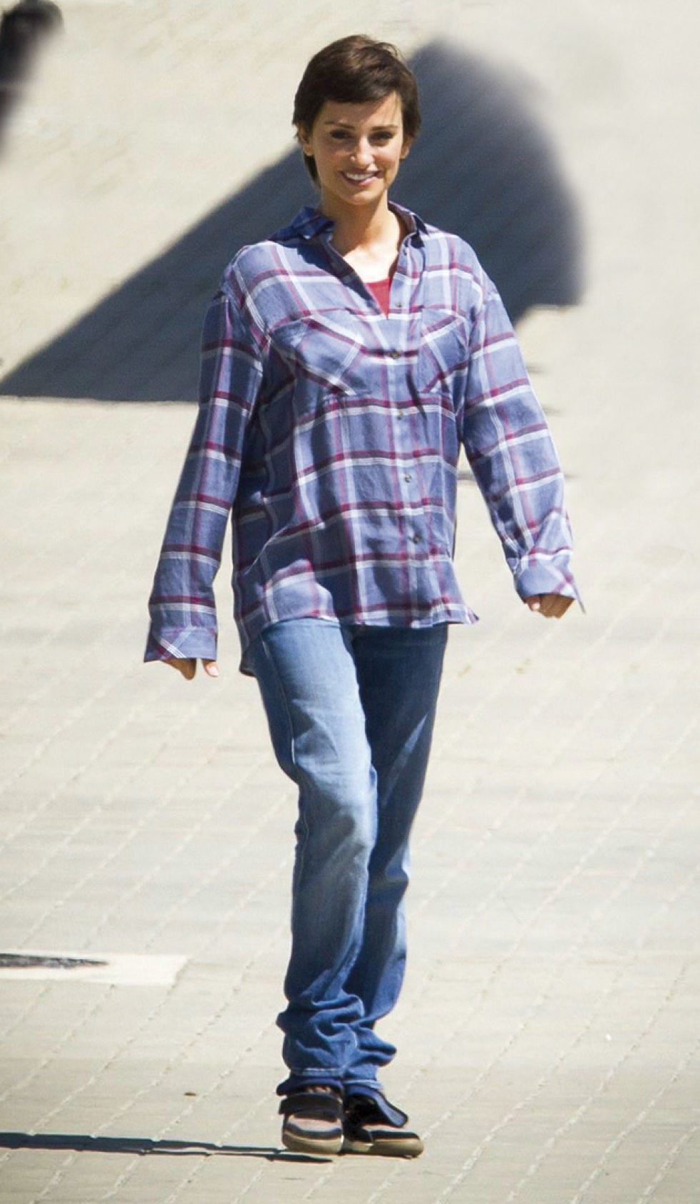Clothing, Dress shirt, Collar, Sleeve, Denim, Trousers, Plaid, Jeans, Shoulder, Shoe, 