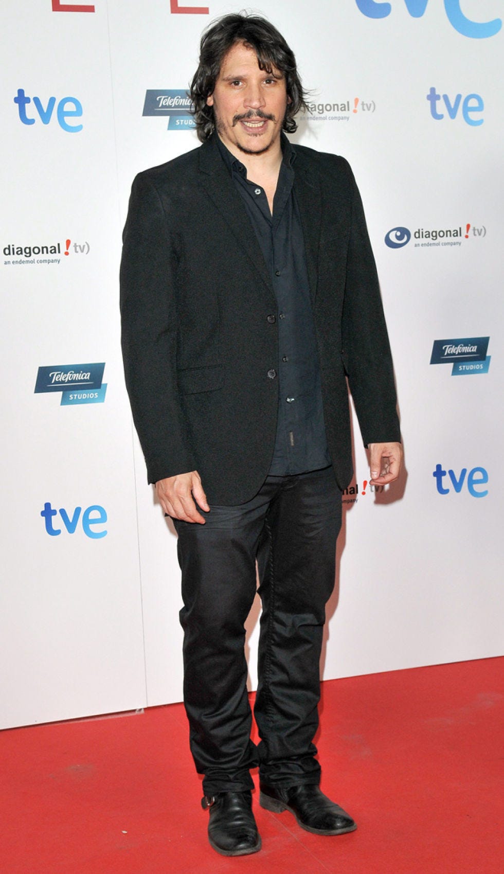 Trousers, Shoe, Coat, Outerwear, Style, Premiere, Flooring, Carpet, Formal wear, Suit, 