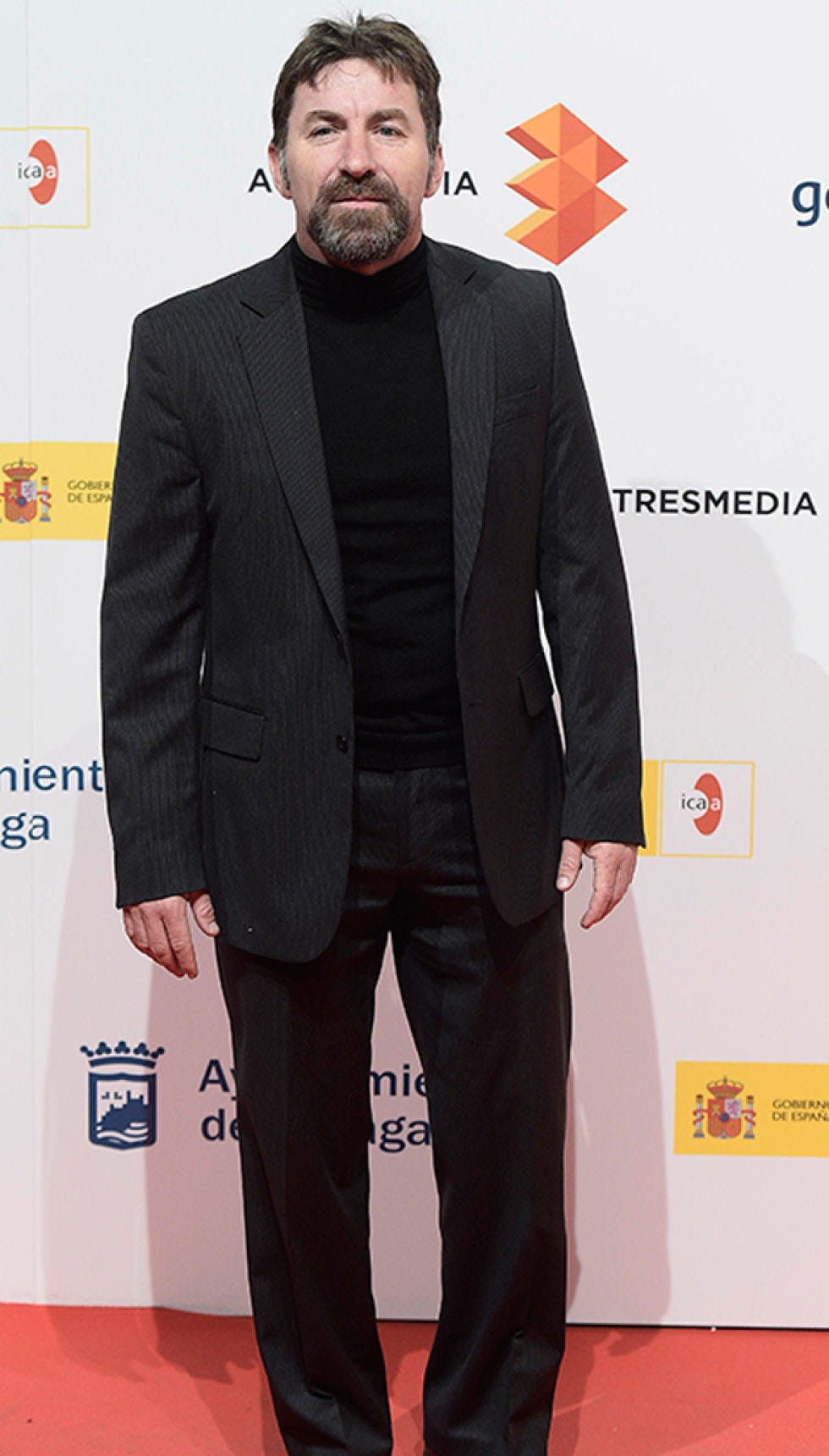 Clothing, Coat, Dress shirt, Collar, Sleeve, Trousers, Shirt, Suit trousers, Facial hair, Suit, 