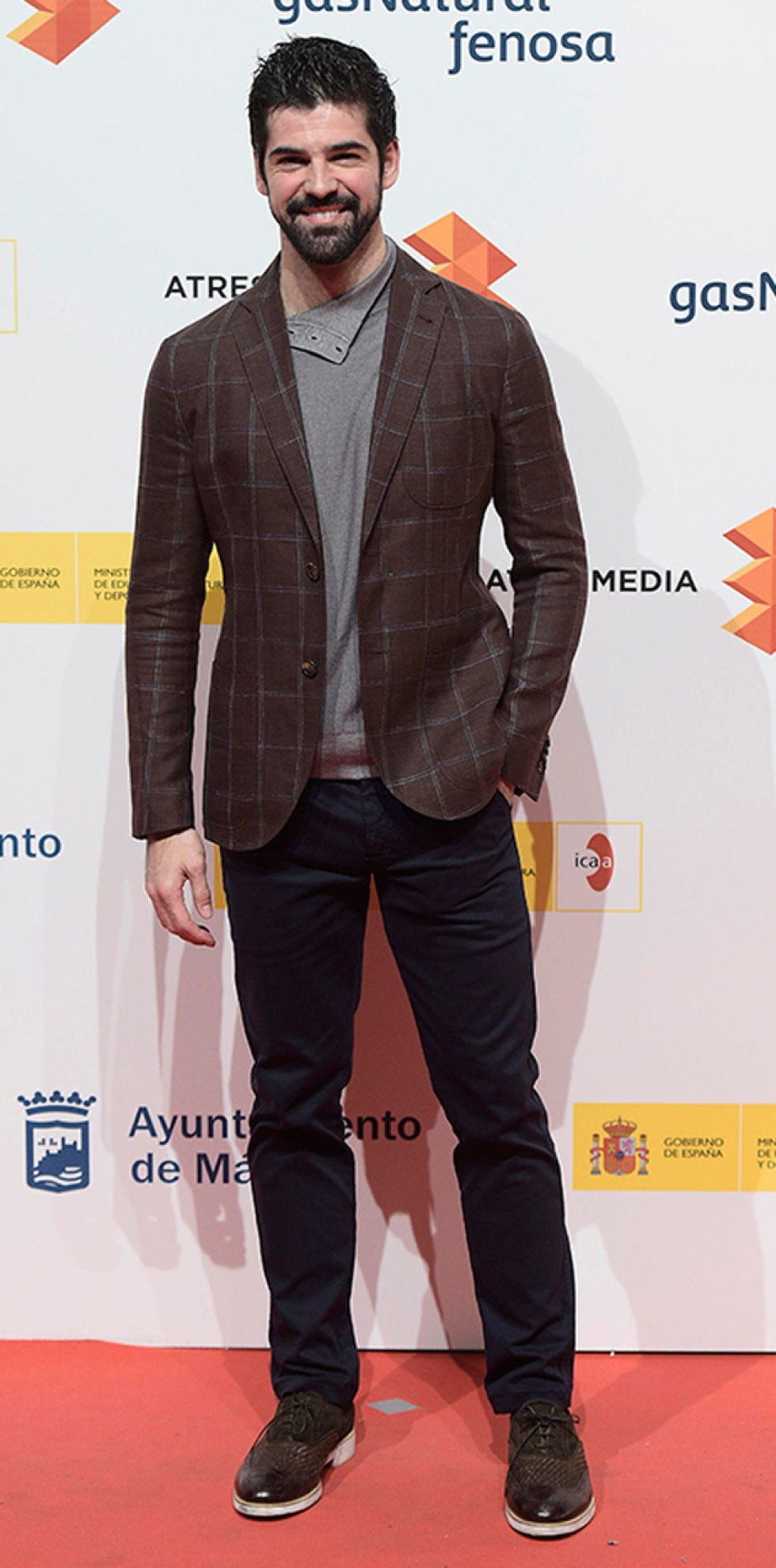 Clothing, Sleeve, Trousers, Textile, Outerwear, Facial hair, Collar, Denim, Pocket, Orange, 