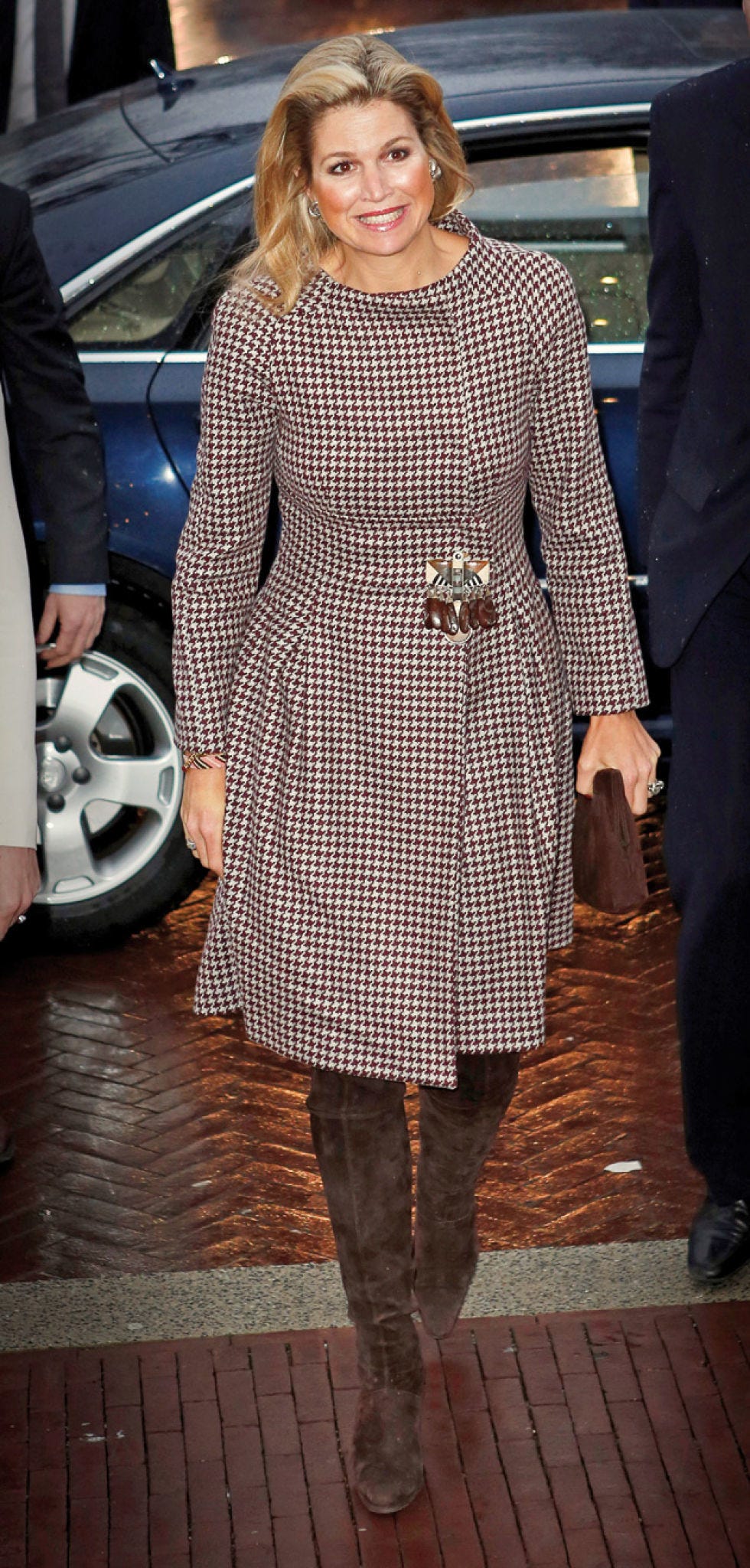 Sleeve, Trousers, Outerwear, Dress, Alloy wheel, Style, Coat, Vehicle door, Street fashion, Auto part, 