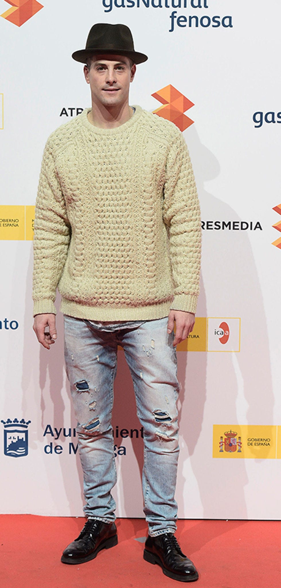 Sleeve, Trousers, Denim, Textile, Standing, Sweater, Style, Pocket, Street fashion, Cool, 