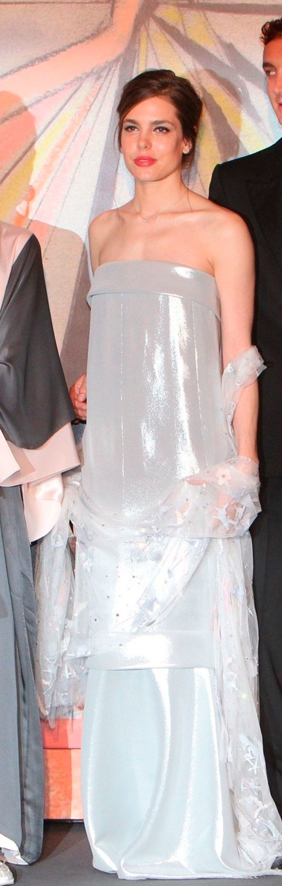 Veil, Dress, Clothing, Bridal accessory, Wedding dress, Fashion, Gown, Transparent material, Haute couture, Bridal veil, 