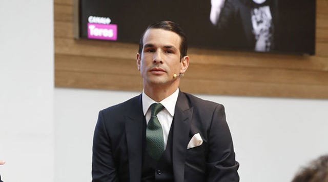 Clothing, Coat, Dress shirt, Collar, Shoulder, Eyebrow, Shirt, Suit, Outerwear, Formal wear, 