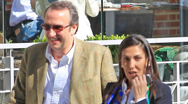 Microphone, Coat, Suit, Blazer, Sharing, Sunglasses, Journalist, Conversation, White-collar worker, Houseplant, 