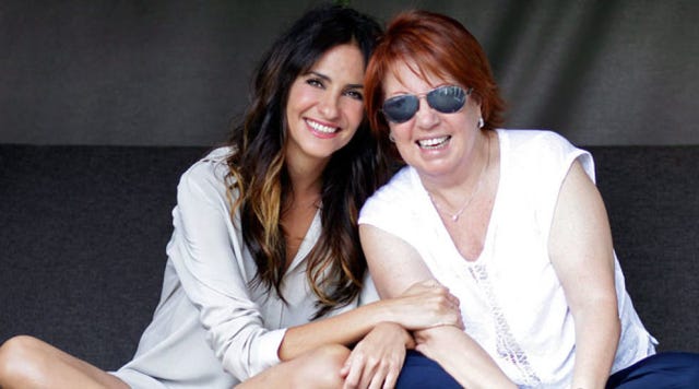Eyewear, Smile, People, Comfort, Sitting, Happy, Facial expression, Sunglasses, Jewellery, Necklace, 
