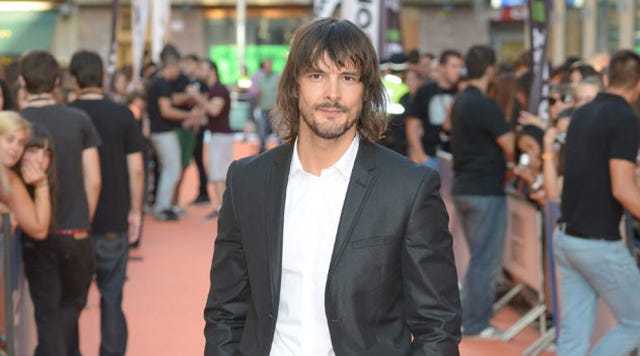 Trousers, Coat, Shirt, Outerwear, Jeans, T-shirt, Style, Facial hair, Suit, Beard, 
