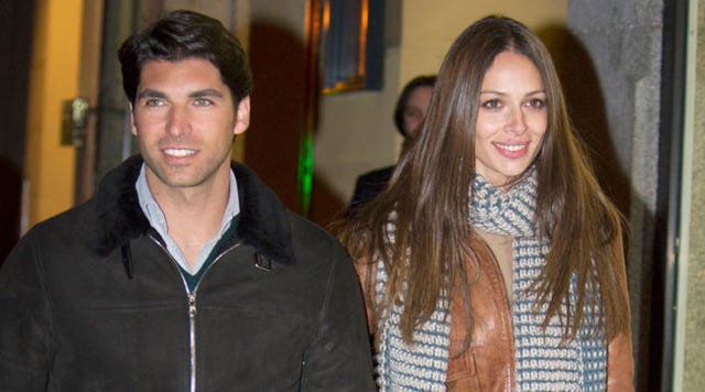 Clothing, Hair, Eye, Jacket, Textile, Outerwear, Facial expression, Iris, Brown hair, Long hair, 