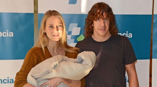 Human, T-shirt, Ringlet, Jheri curl, Brown hair, Glove, Hair coloring, Surfer hair, Active shirt, Baby, 