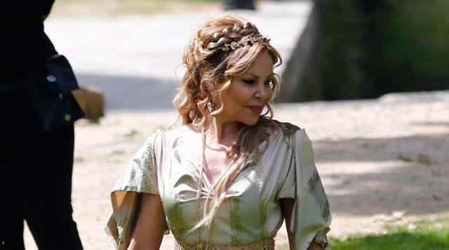 Hairstyle, Sleeve, People in nature, Headpiece, Fashion, Hair accessory, Beauty, Youth, Street fashion, Brown hair, 