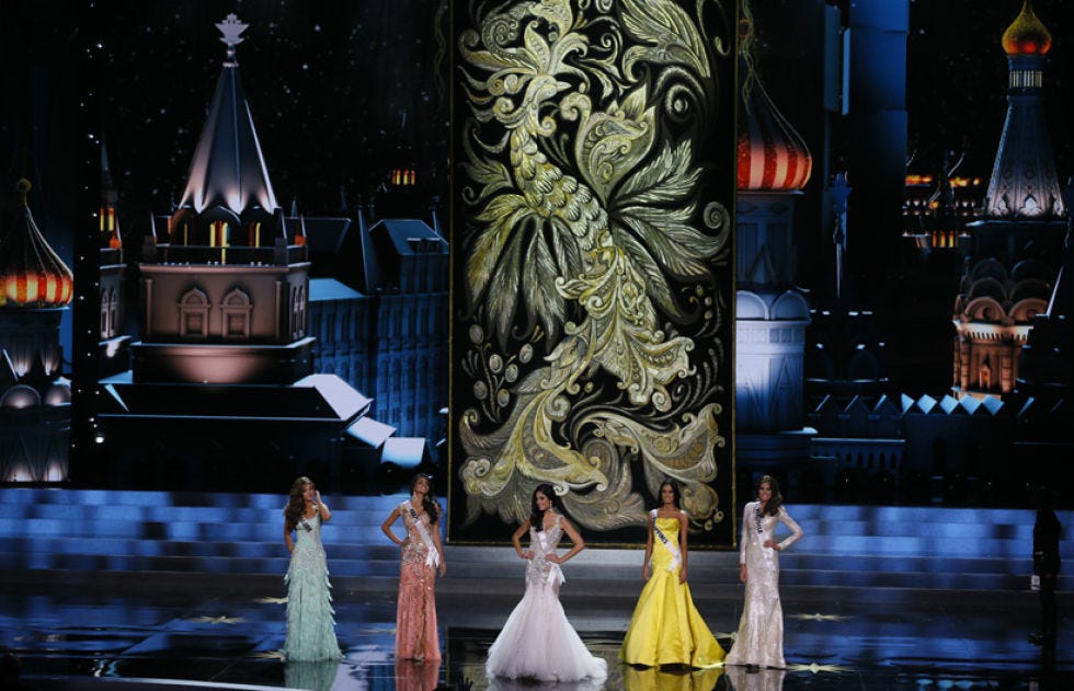 Dress, Stage, heater, Music venue, Gown, Theatre, Opera, Haute couture, Theatrical property, Theatrical scenery, 