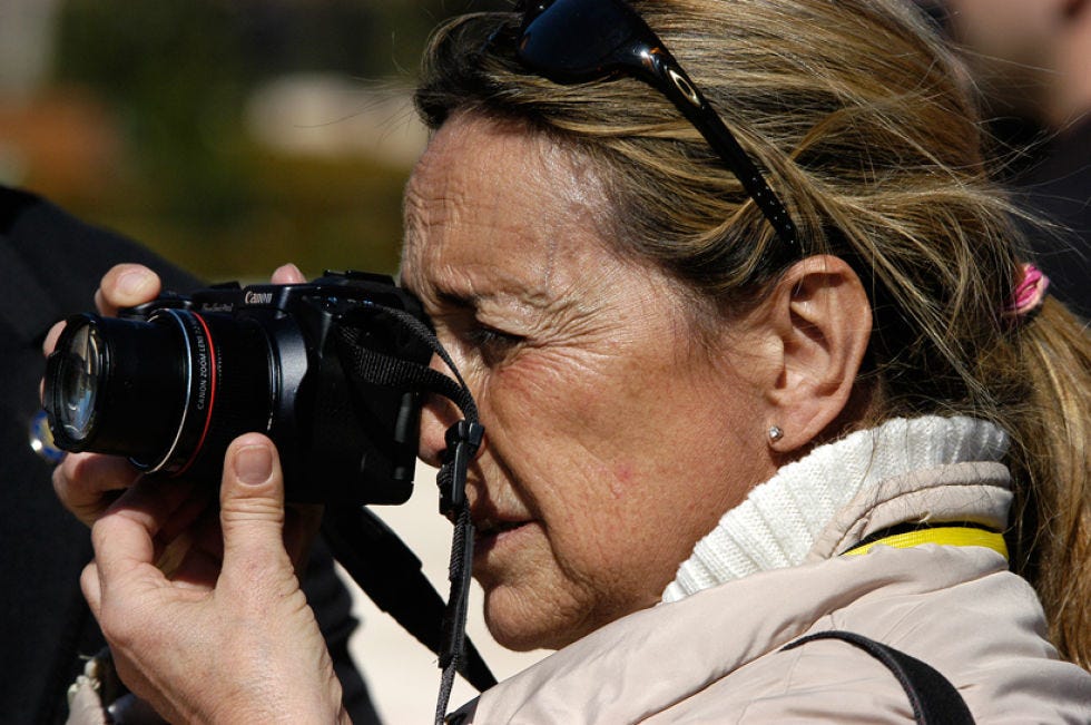 Ear, Hairstyle, Photographer, Skin, Lens, Single-lens reflex camera, Digital camera, Mirrorless interchangeable-lens camera, Digital SLR, Point-and-shoot camera, 