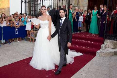 talavante hace su gran paseíllo del brazo de jessica en su boda