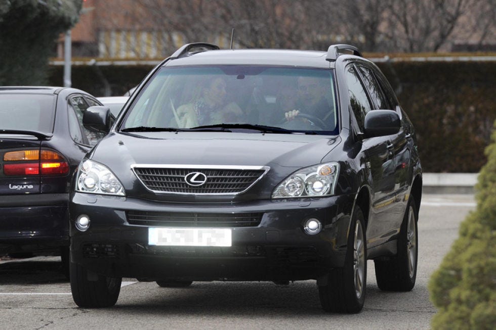Motor vehicle, Tire, Vehicle, Land vehicle, Automotive mirror, Automotive tire, Automotive lighting, Automotive parking light, Glass, Headlamp, 