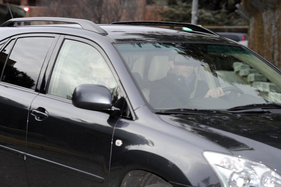 Daytime, Vehicle, Land vehicle, Automotive design, Glass, Car, Automotive exterior, Vehicle door, Headlamp, Fender, 