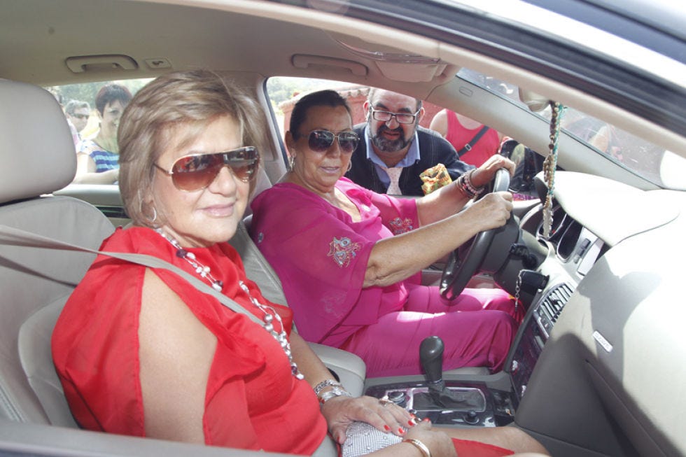 Eyewear, Motor vehicle, Glasses, Vision care, Sunglasses, Vehicle, Car seat, Goggles, Vehicle door, Fashion accessory, 