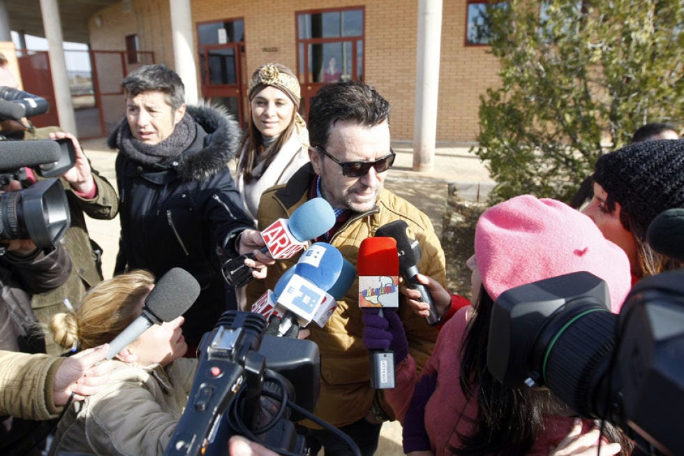 Microphone, Journalist, Video camera, Camera, Cameras & optics, News conference, Camera operator, Videographer, Cinematographer, Television crew, 