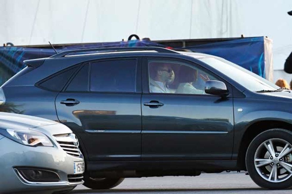 Tire, Motor vehicle, Automotive tire, Vehicle, Automotive design, Land vehicle, Automotive mirror, Car, Rim, Alloy wheel, 