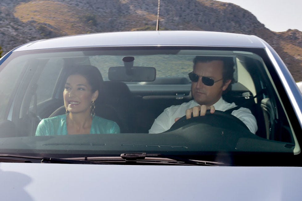 Eyewear, Vision care, Vehicle, Glass, Automotive design, Automotive exterior, Car, Vehicle door, Sunglasses, Windshield, 