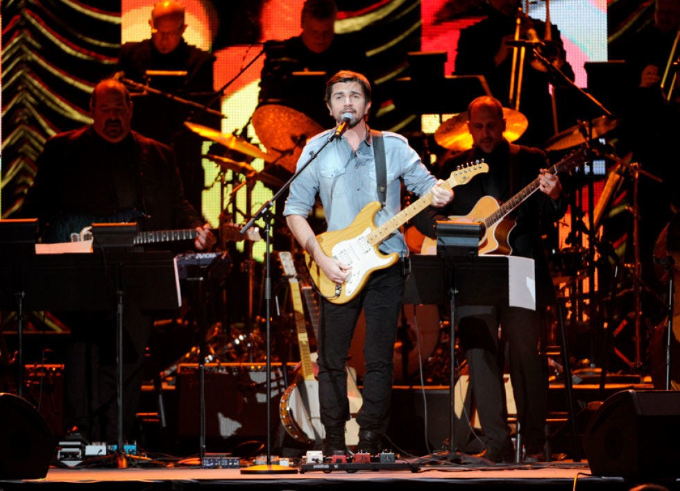 Stage equipment, Musical instrument, Musician, Event, Music, Entertainment, Guitarist, Performing arts, Electronic instrument, Microphone, 