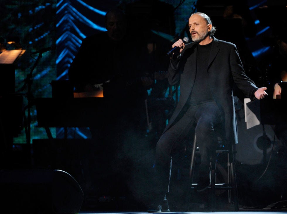 Microphone, Audio equipment, Music artist, Suit, Stage, Music venue, Blazer, Public address system, Singer, Singing, 