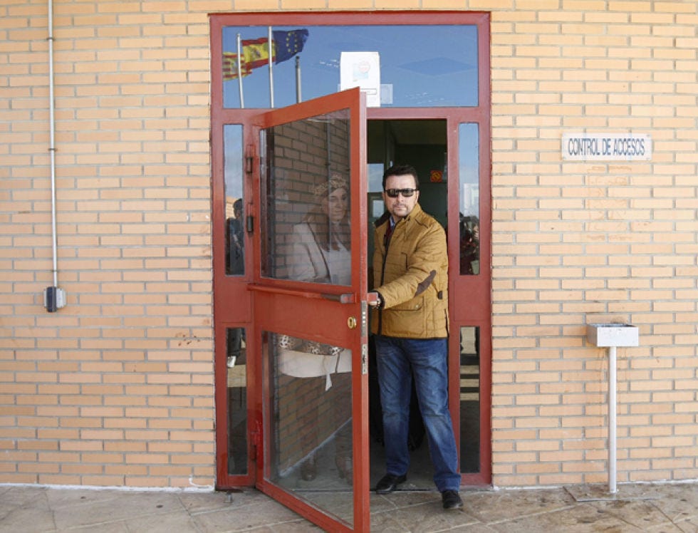 Brick, Standing, Wall, Door, Fixture, Brickwork, Home door, 