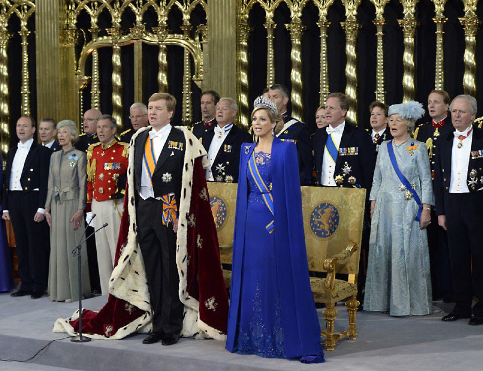 Formal wear, Suit, Tradition, Ceremony, Ritual, Costume, Gown, Monarch, Costume design, Government, 