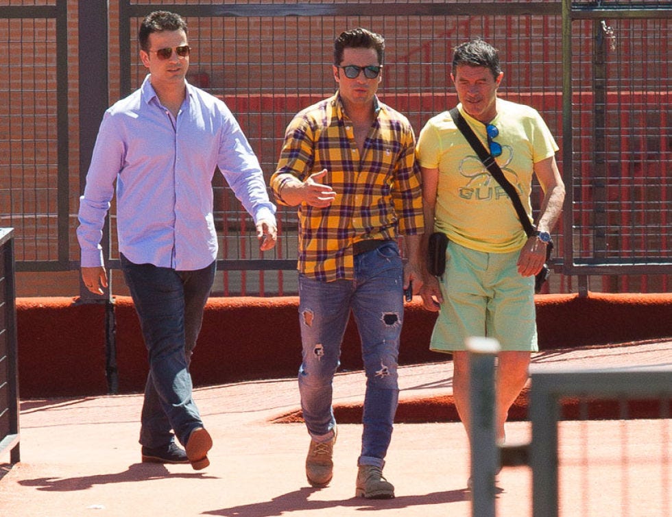 Eyewear, Leg, Vision care, Dress shirt, Sleeve, Trousers, Denim, Jeans, Shirt, Outerwear, 