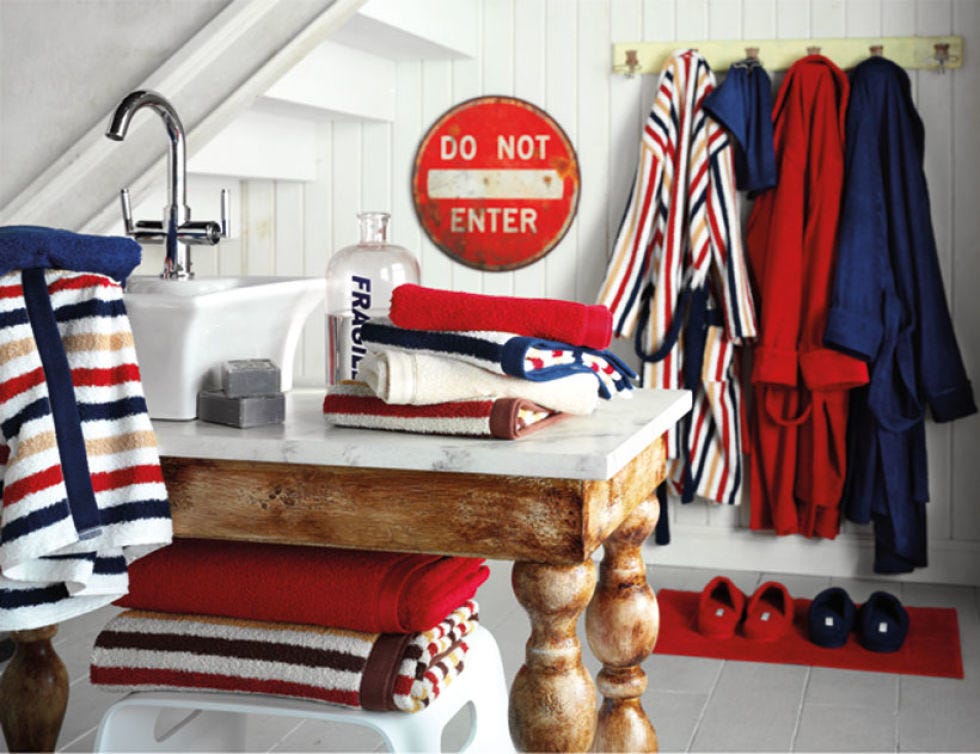 Room, Clothes hanger, Throw pillow, Home accessories, Sofa tables, Pillow, Velvet, Armrest, Coffee table, Household supply, 