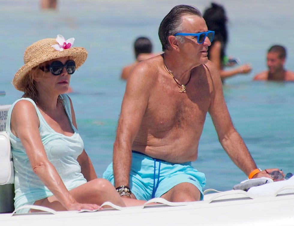 Eyewear, Glasses, Vision care, Daytime, Fun, Goggles, Sunglasses, Leisure, Sitting, People on beach, 