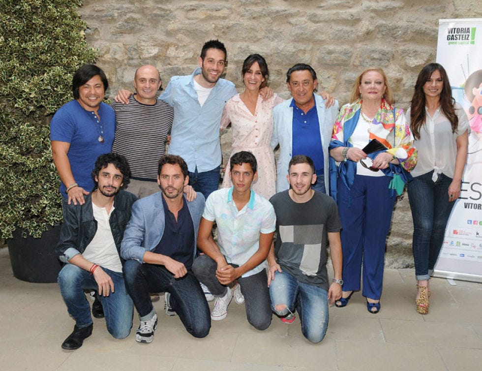 Hair, Leg, Smile, People, Flowerpot, Social group, Trousers, Denim, Jeans, Shirt, 