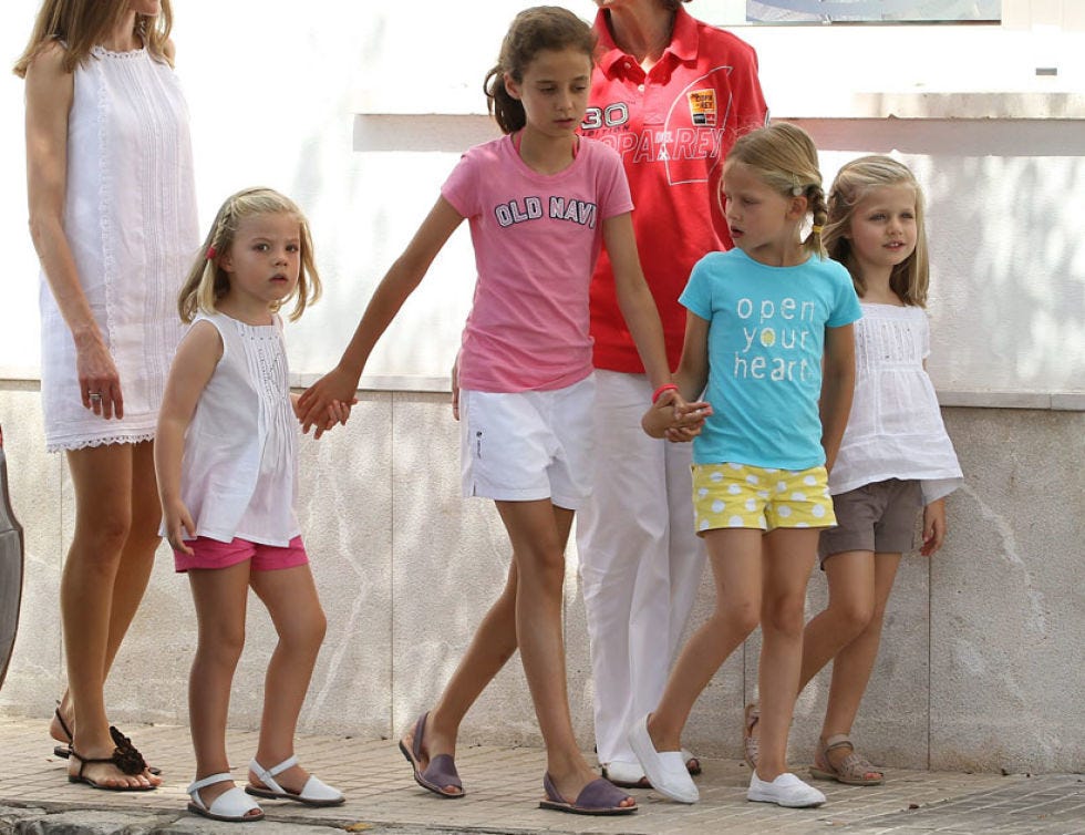 Clothing, Footwear, Leg, Human leg, Standing, Child, Summer, T-shirt, Shorts, Dress, 