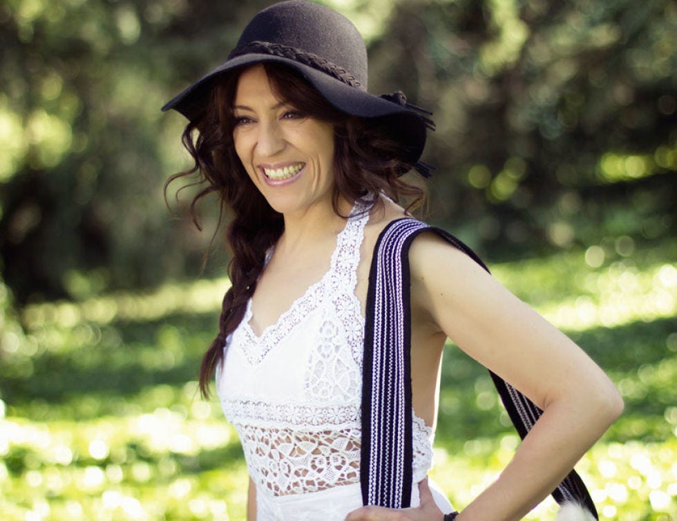 Clothing, Hat, Sleeve, Shoulder, Sleeveless shirt, People in nature, Facial expression, Summer, Fashion accessory, Street fashion, 