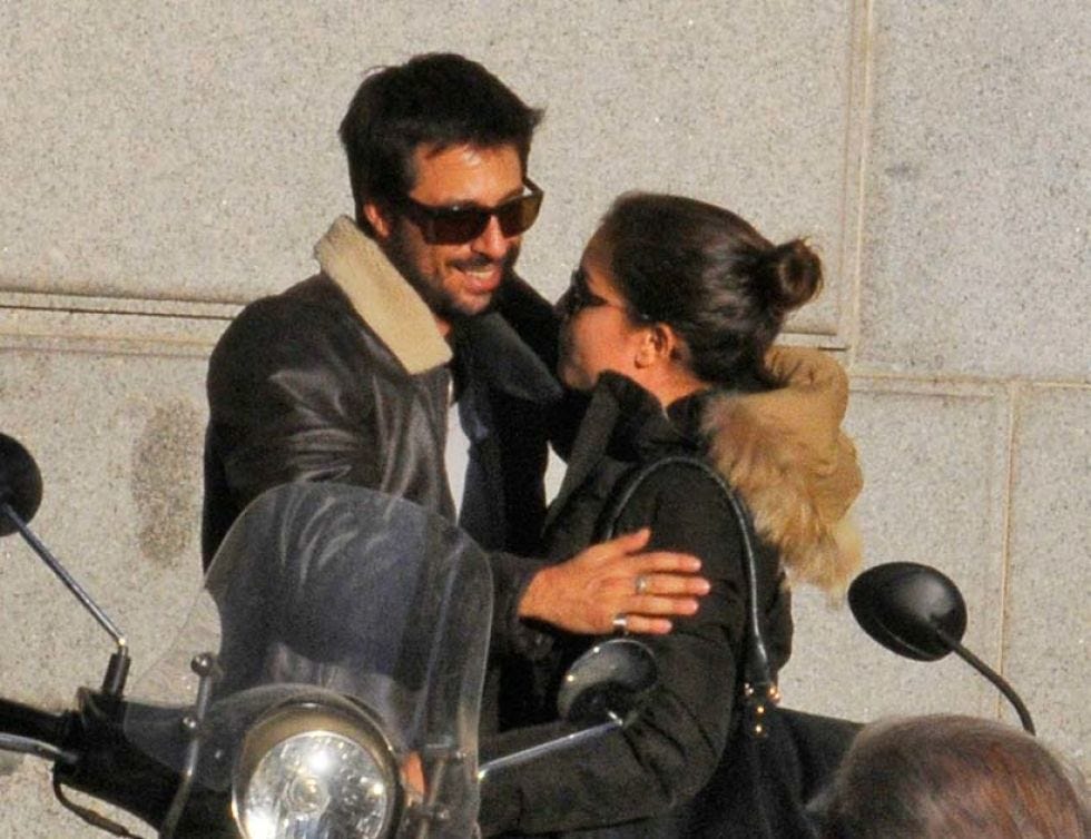 Eyewear, Head, Nose, Vision care, Jacket, Outerwear, Motorcycle, Sunglasses, Fender, Interaction, 