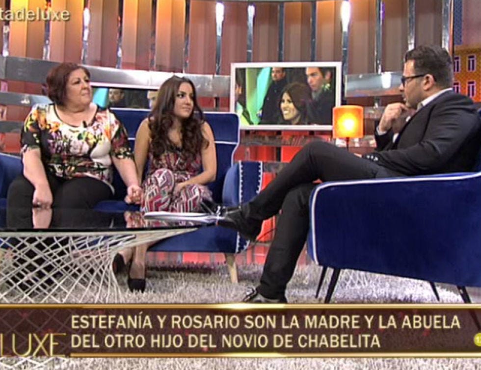 Sitting, Sharing, Conversation, Display device, Television program, Photo caption, Advertising, Couch, Media, Television set, 