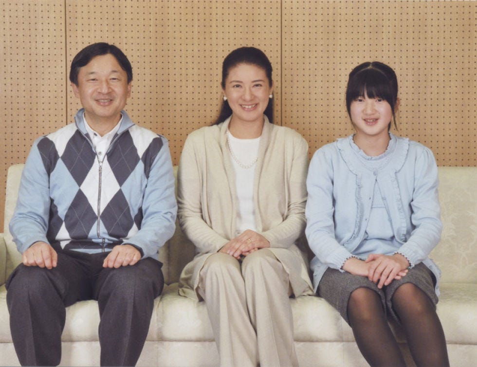 Smile, Sleeve, Social group, Sitting, Happy, Facial expression, Comfort, Black hair, Friendship, Beige, 