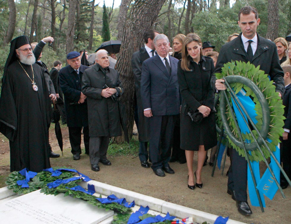 Community, Official, Tie, Ceremony, Government, Suit trousers, Military uniform, Sun hat, Organization, Costume hat, 