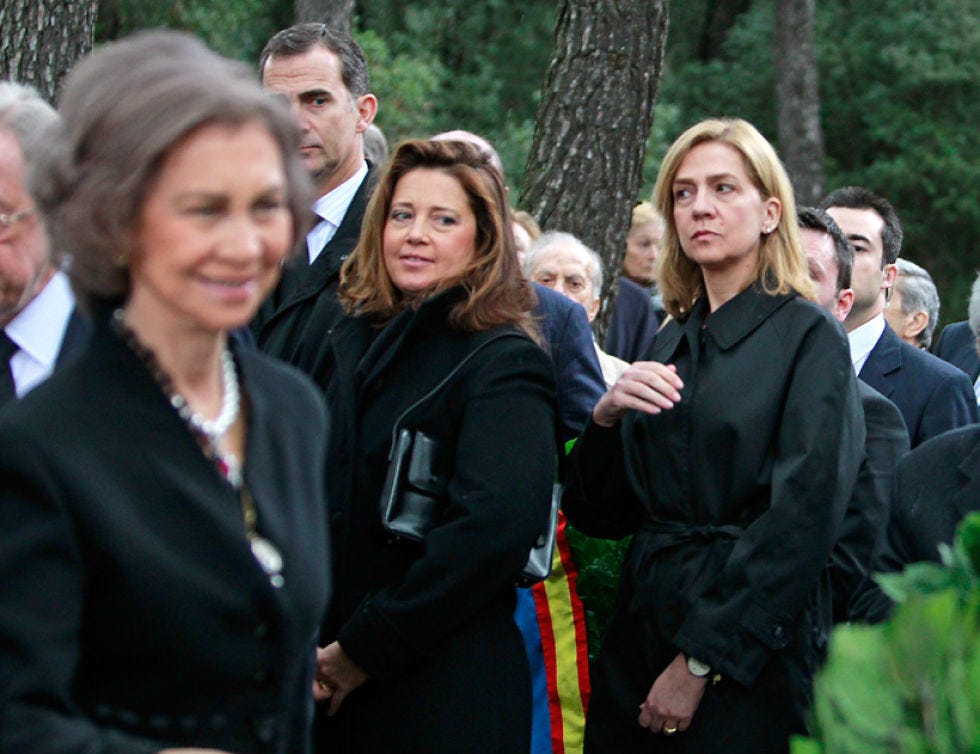 Face, People, Social group, Crowd, Mammal, Community, Blazer, Blond, Pantsuit, Cloak, 
