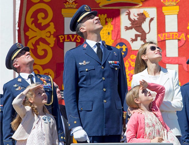 Uniform, Collar, Military uniform, Hat, Cap, Military person, Military officer, Badge, Law enforcement, Non-commissioned officer, 