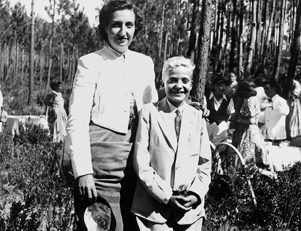 People, Photograph, Mammal, People in nature, Vintage clothing, Monochrome, Monochrome photography, Family, Laugh, Plantation, 