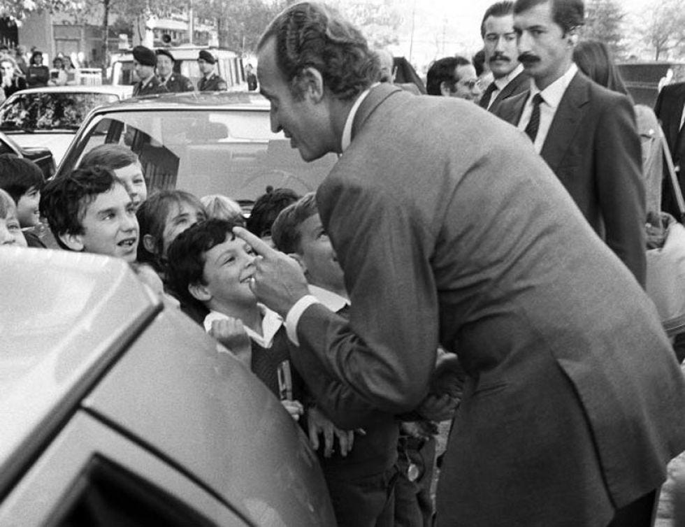 Face, Suit, Tie, Monochrome, Automotive window part, White-collar worker, Luxury vehicle, Greeting, 