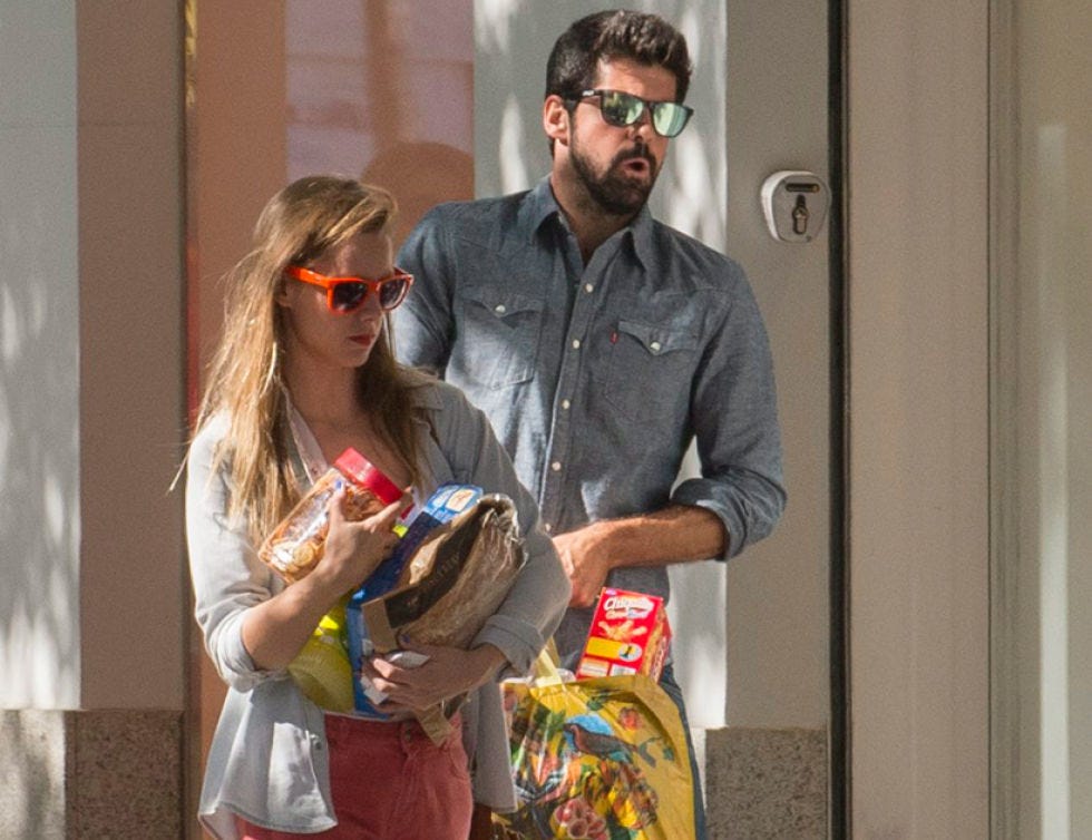 Eyewear, Glasses, Vision care, Shirt, Sunglasses, Bag, Fashion accessory, Luggage and bags, Goggles, Handbag, 