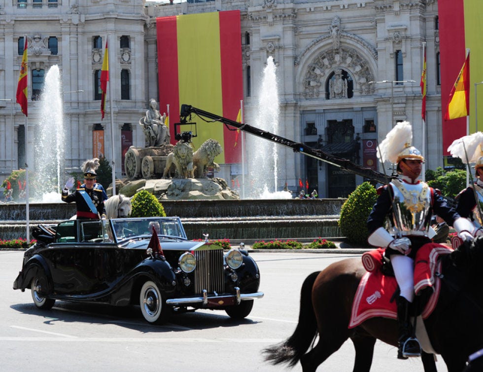 Human, Classic car, Fountain, Horse, Antique car, Water feature, Flag, Horse tack, Horse supplies, Classic, 