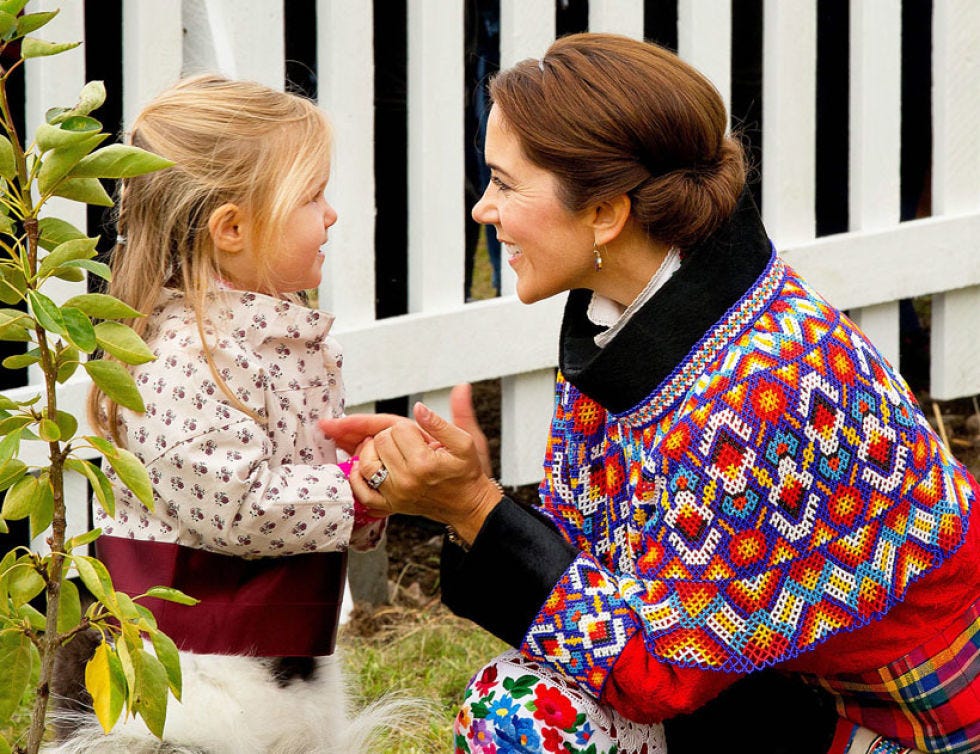 Human, People in nature, Interaction, Sharing, Blond, Love, Playing with kids, Makeover, Step cutting, Pattern, 