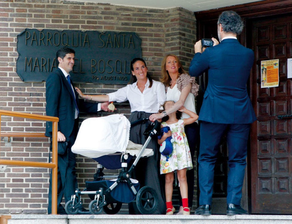 Trousers, Dress, Conversation, Wheelchair, White-collar worker, Suit trousers, Baby Products, 