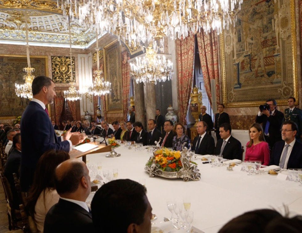 Lighting, Furniture, Function hall, Table, Suit, Chandelier, Tablecloth, Interior design, Light fixture, Sharing, 