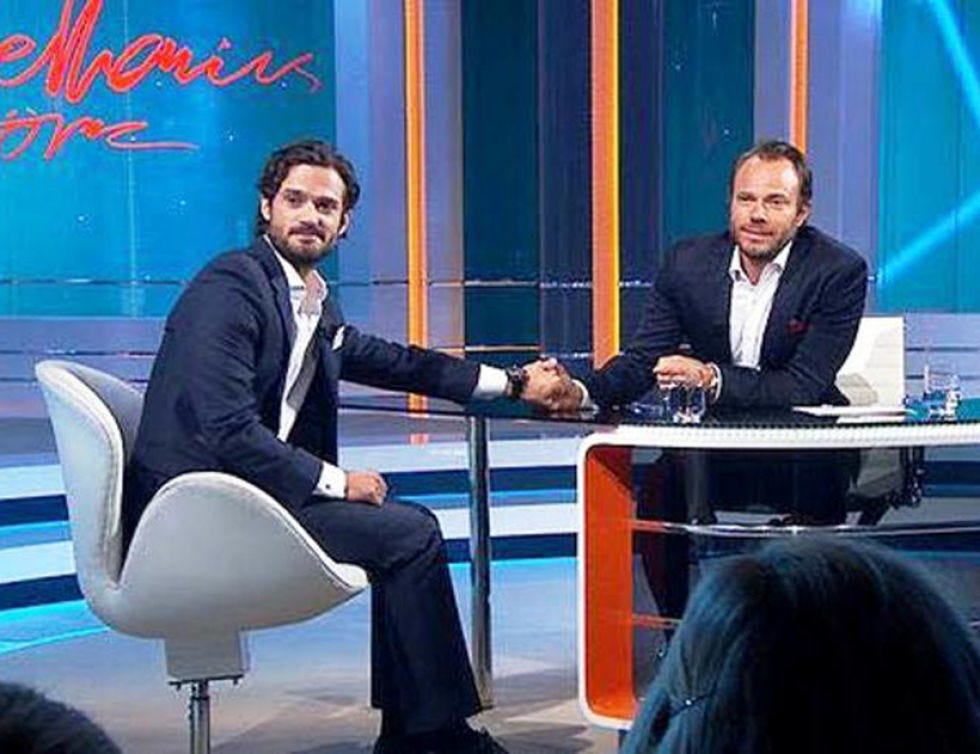 Sitting, Comfort, Television presenter, Conversation, White-collar worker, Television program, Curtain, Coffee table, Suit trousers, Debate, 