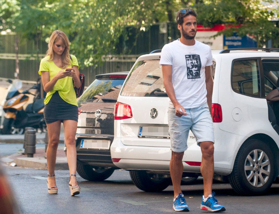 Clothing, Footwear, Tire, Wheel, Automotive design, Land vehicle, Car, Human leg, Alloy wheel, Hatchback, 